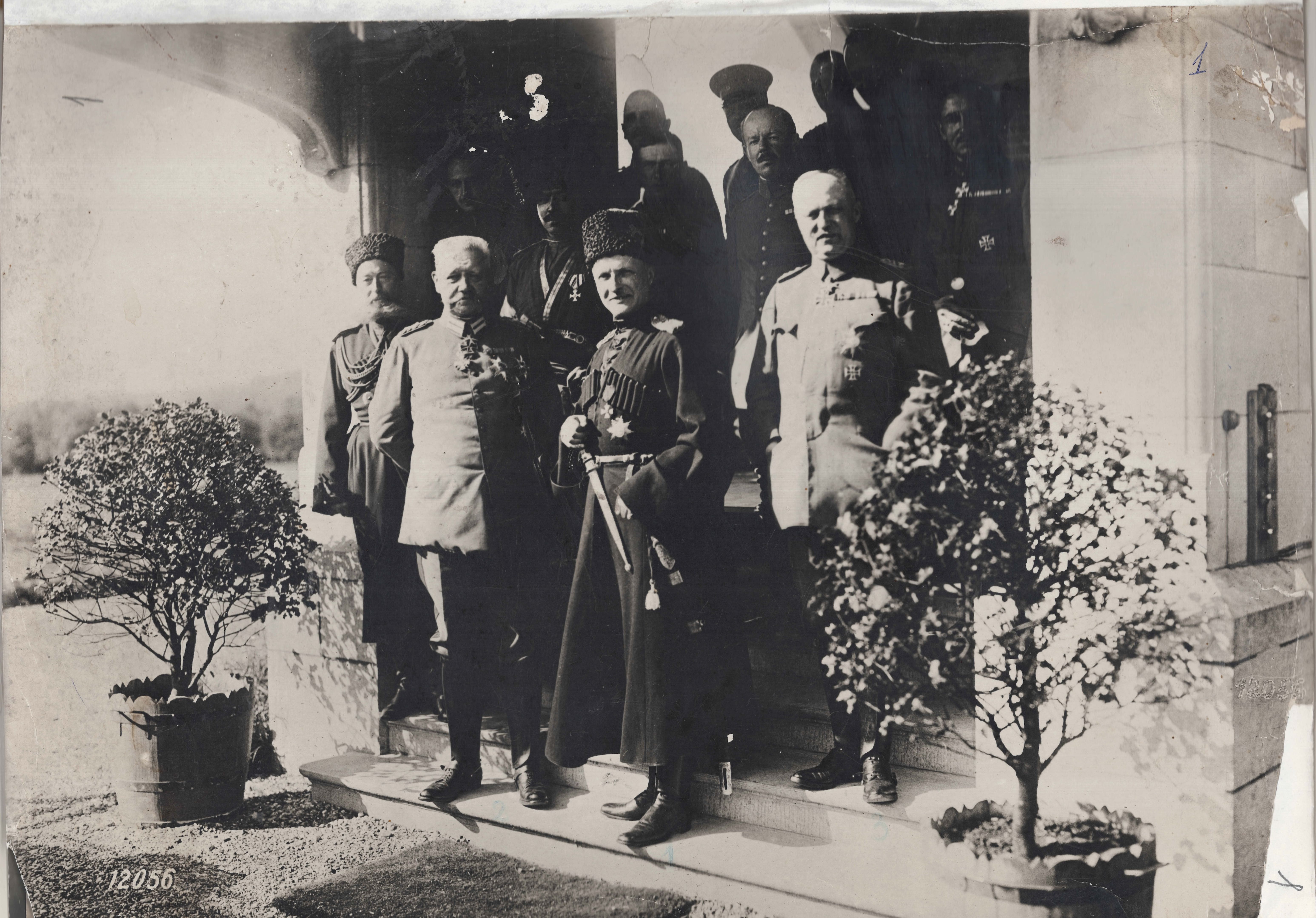 Пауль фон Гінденбург (ліворуч), Гетьман Павло Скоропадський (в центрі), Еріх Людендорф (праворуч). Німеччина