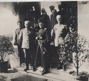 Пауль фон Гінденбург (ліворуч), Гетьман Павло Скоропадський (в центрі), Еріх Людендорф (праворуч). Німеччина
