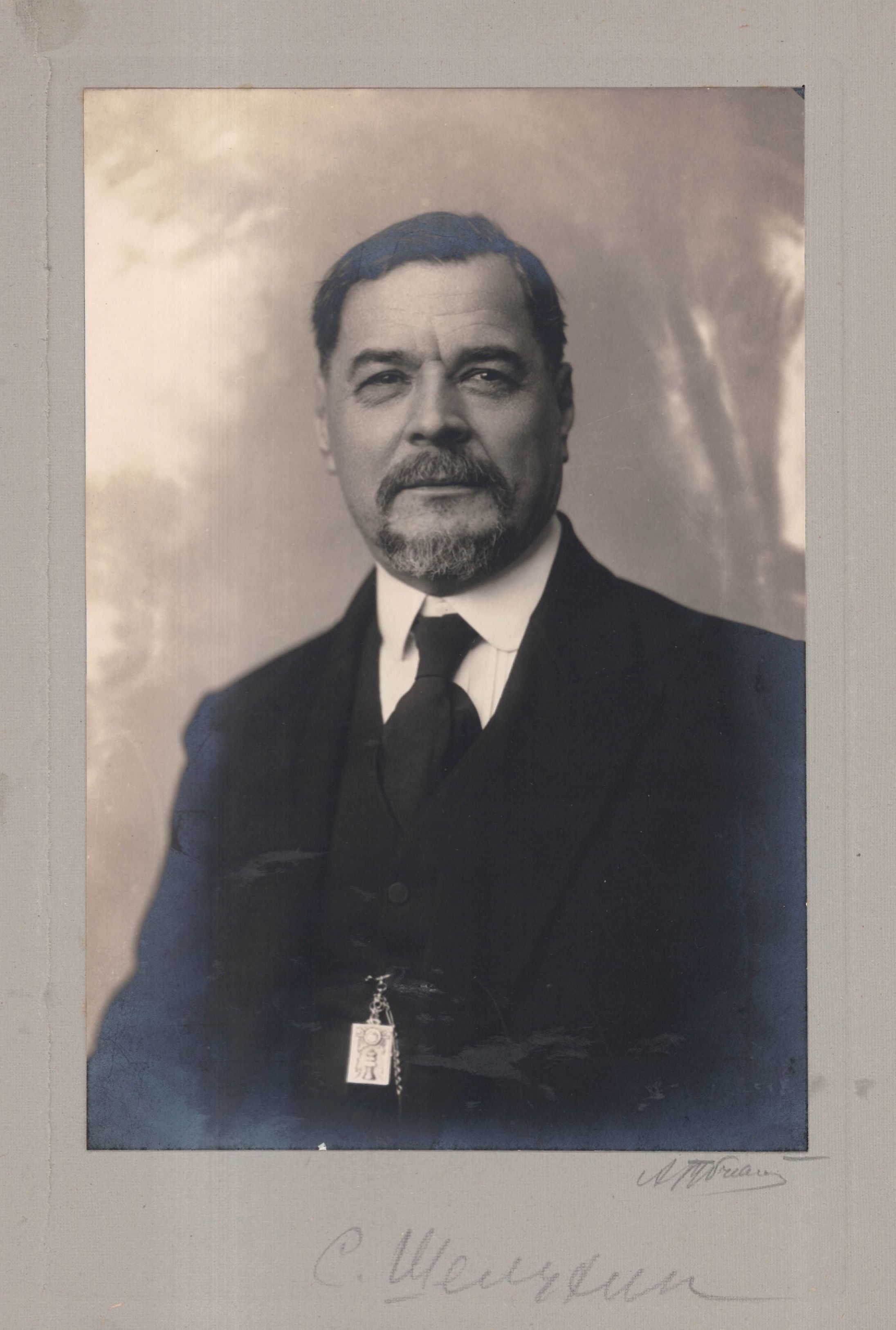 Сергій Шелухин (1864-1938) - громадський, політичний і державний діяч, учений-правознавець,  Голова делегації Української Держави на мирних переговорах з РСФРР (1918 р.), член Української делегації на Паризькій мирній конференції
