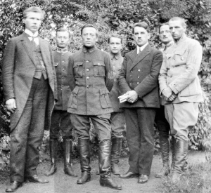 Член Директорії УНР Федір Швець (крайній ліворуч), Голова Директорії Української Народної Республіки, Головний Отаман військ УНР Симон Петлюра (посередині), ад'ютант Головного Отамана Олександр Доценко (крайній праворуч) (м. Кам'янець-Подільський)